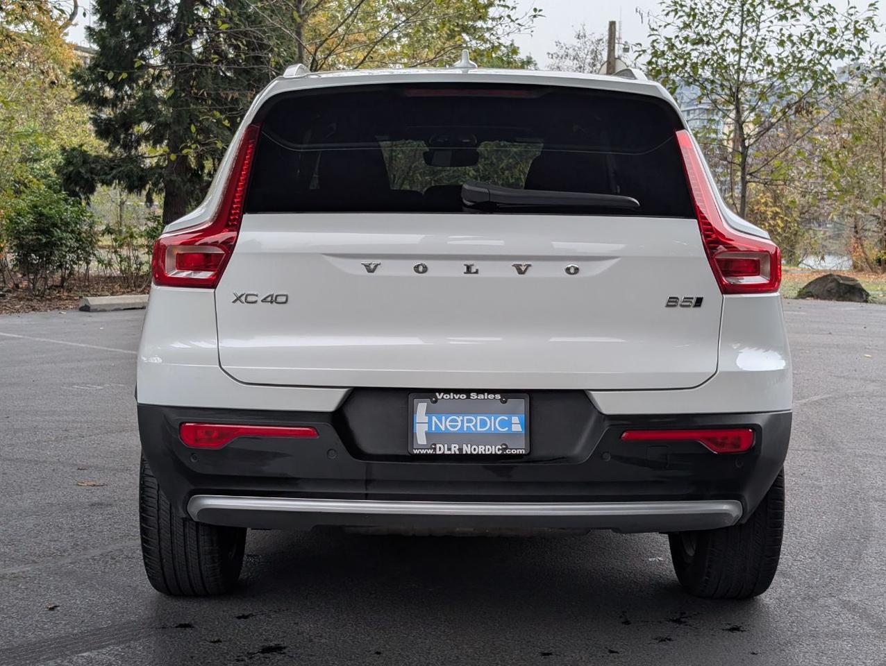 2025 Volvo XC40 B5 AWD Hybrid CORE w/High Performance Audio, Pano Roof, Android/Carplay & Heated Seats Portland OR