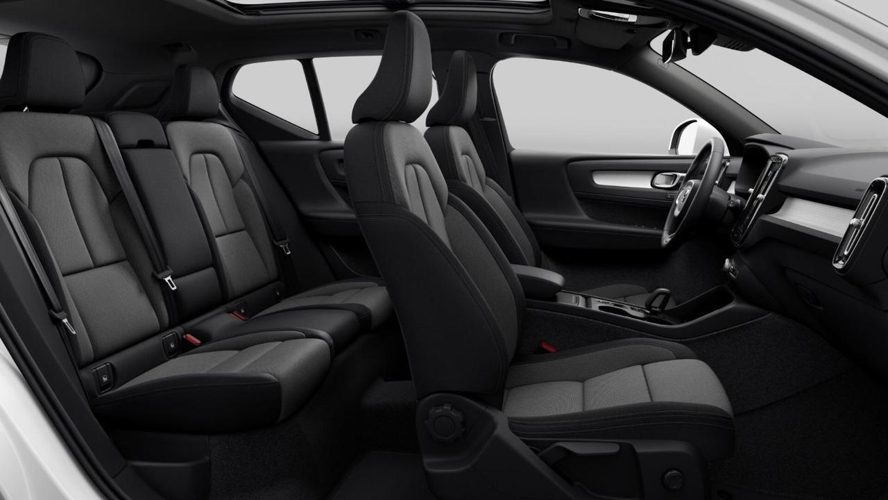 2025 Volvo XC40 B5 AWD Hybrid CORE w/High Performance Audio, Pano Roof, Android/Carplay & Heated Seats Portland OR