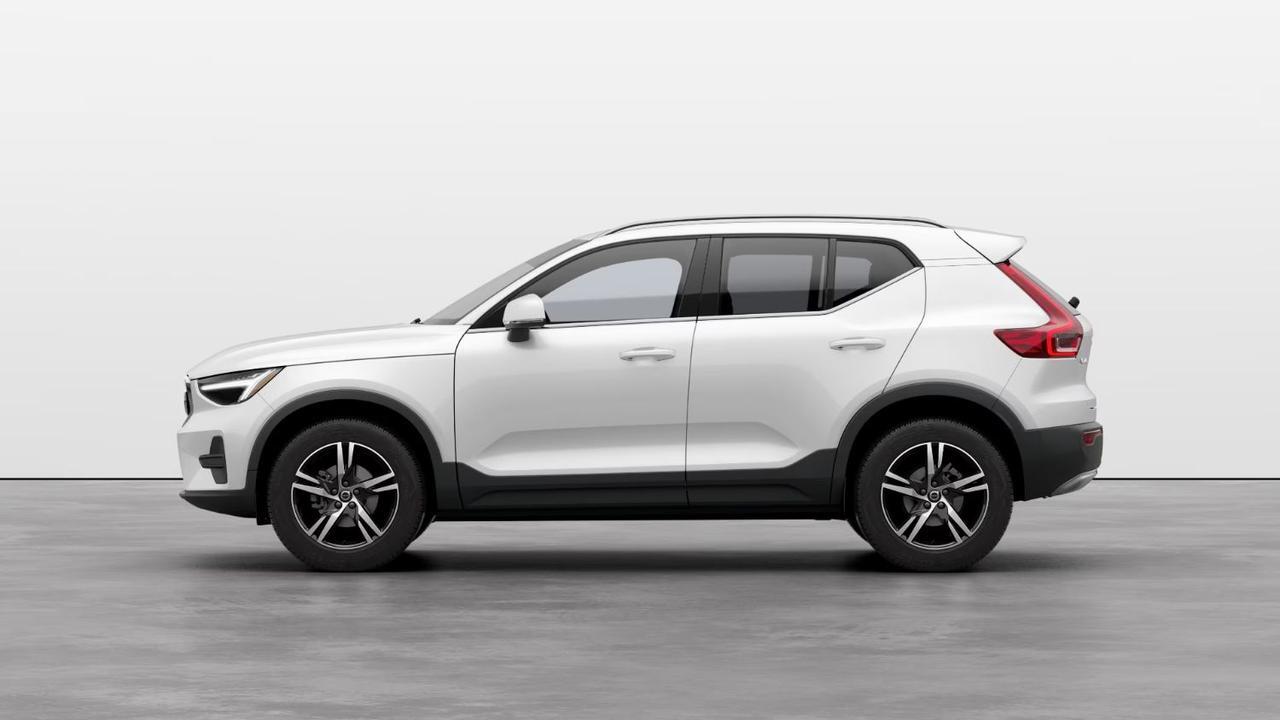 2025 Volvo XC40 B5 AWD Hybrid CORE w/High Performance Audio, Pano Roof, Android/Carplay & Heated Seats Portland OR