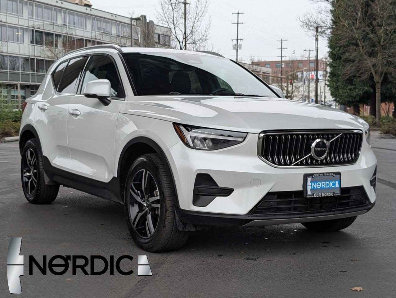 2025 Volvo XC40 B5 AWD Hybrid CORE w/High Performance Audio, Pano Roof, Android/Carplay &am