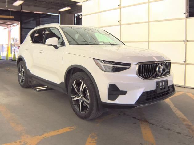 2025 Volvo XC40 B5 AWD Hybrid CORE w/High Performance Audio, Pano Roof, Android/Carplay &am Portland OR