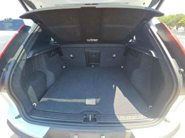 2025 Volvo XC40 B5 AWD Hybrid CORE w/High Performance Audio, Pano Roof, Android/Carplay &am Portland OR