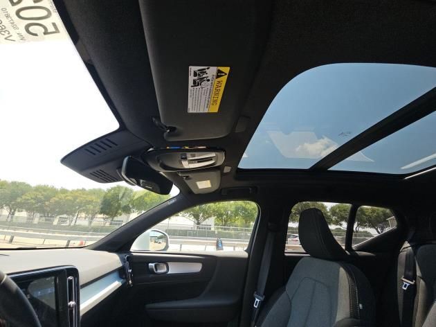 2025 Volvo XC40 B5 AWD Hybrid CORE w/High Performance Audio, Pano Roof, Android/Carplay &am Portland OR