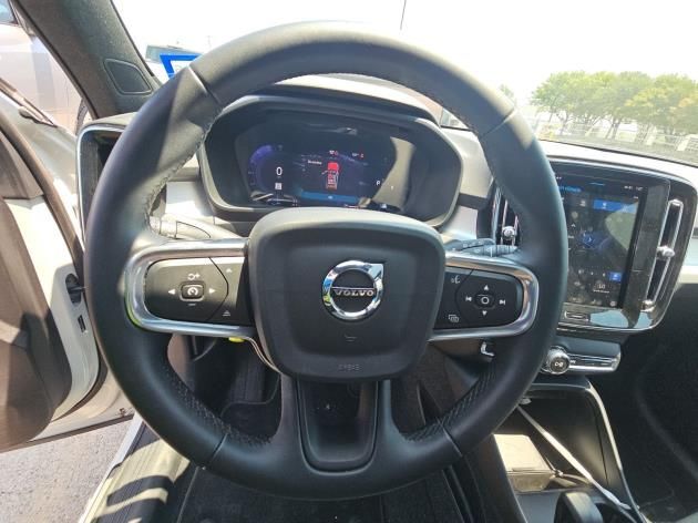 2025 Volvo XC40 B5 AWD Hybrid CORE w/High Performance Audio, Pano Roof, Android/Carplay &am Portland OR