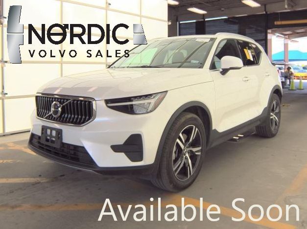 2025 Volvo XC40 B5 AWD Hybrid CORE w/High Performance Audio, Pano Roof, Android/Carplay &am