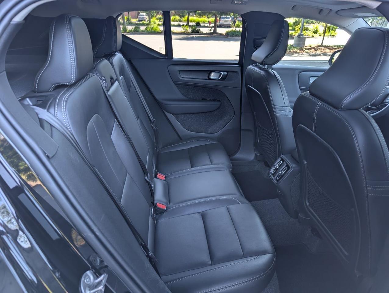 2025 Volvo XC40 B5 AWD Hybrid PLUS w/High Performance Audio, Pano Roof, 360 Cam, Heated Leather Seats Portland OR