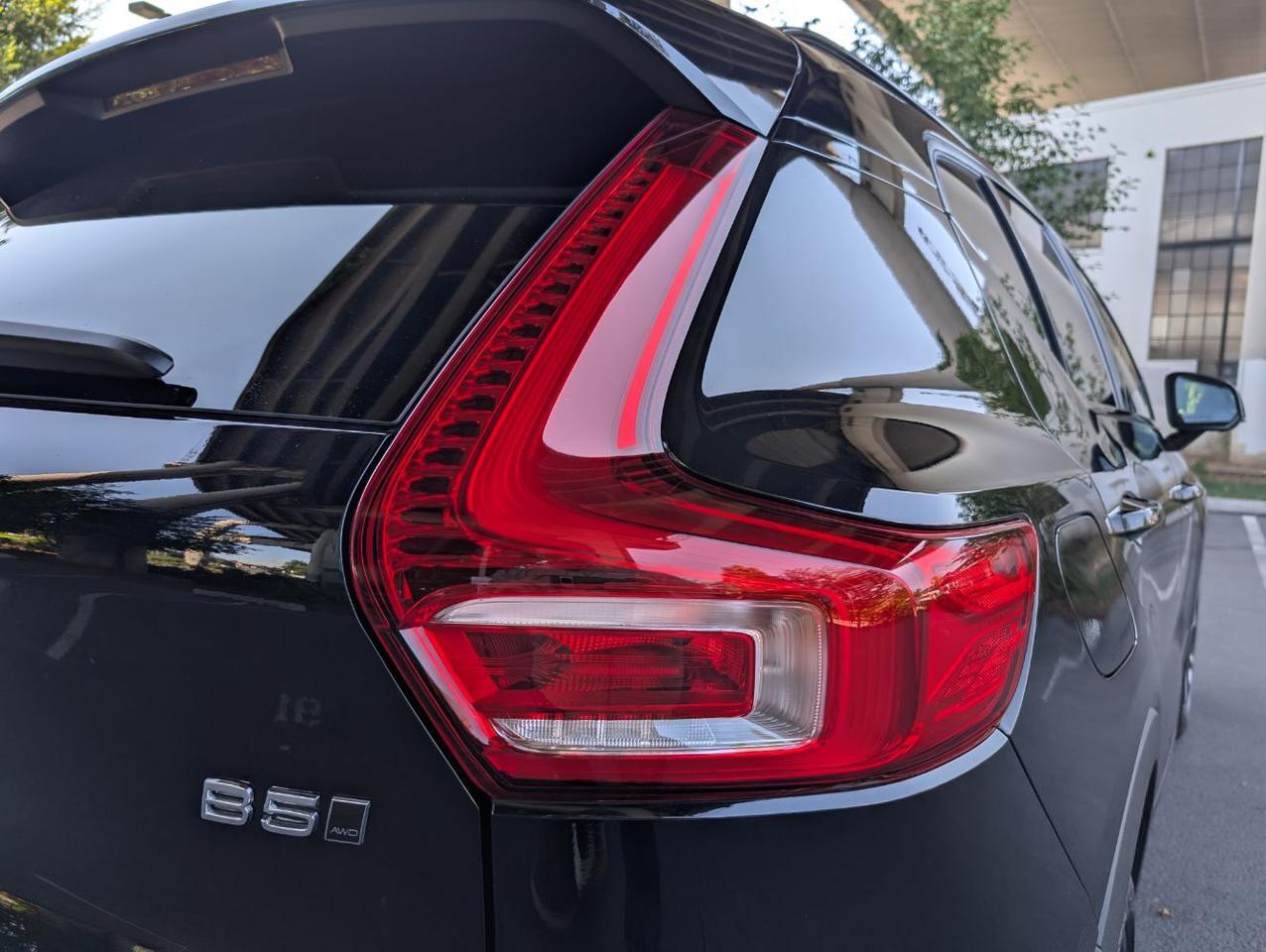 2025 Volvo XC40 B5 AWD Hybrid PLUS w/High Performance Audio, Pano Roof, 360 Cam, Heated Leather Seats Portland OR