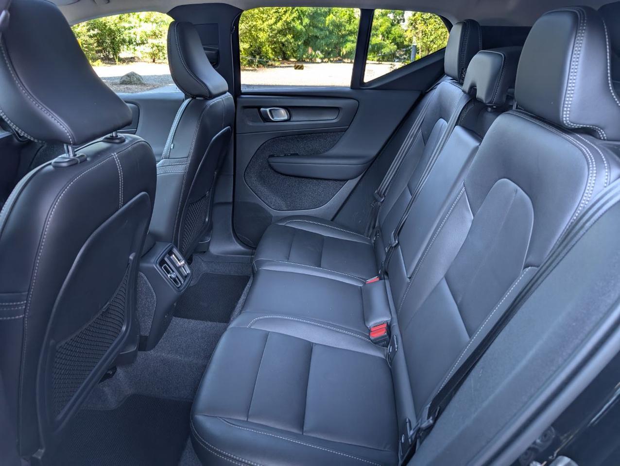 2025 Volvo XC40 B5 AWD Hybrid PLUS w/High Performance Audio, Pano Roof, 360 Cam, Heated Leather Seats Portland OR