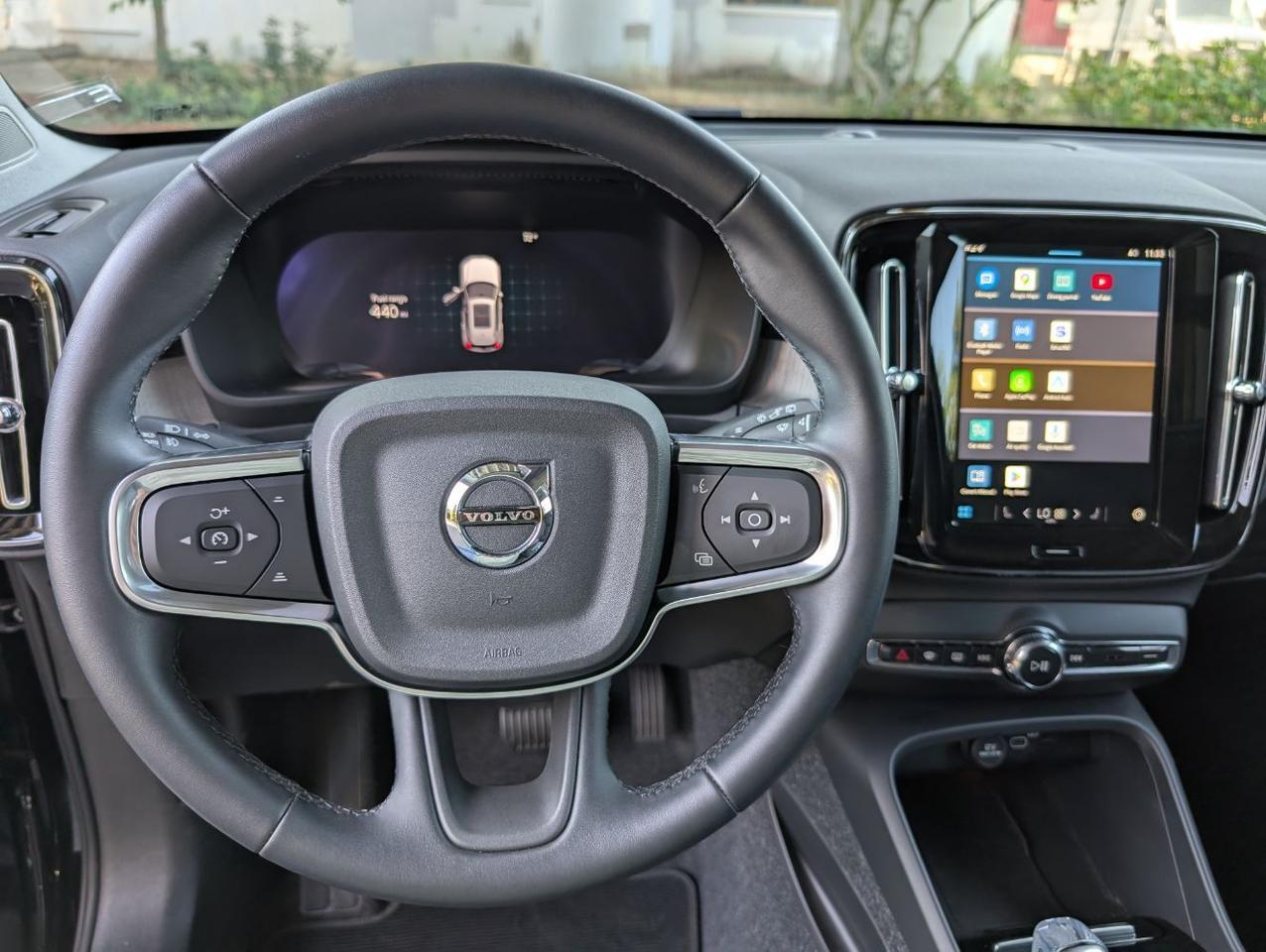2025 Volvo XC40 B5 AWD Hybrid PLUS w/High Performance Audio, Pano Roof, 360 Cam, Heated Leather Seats Portland OR