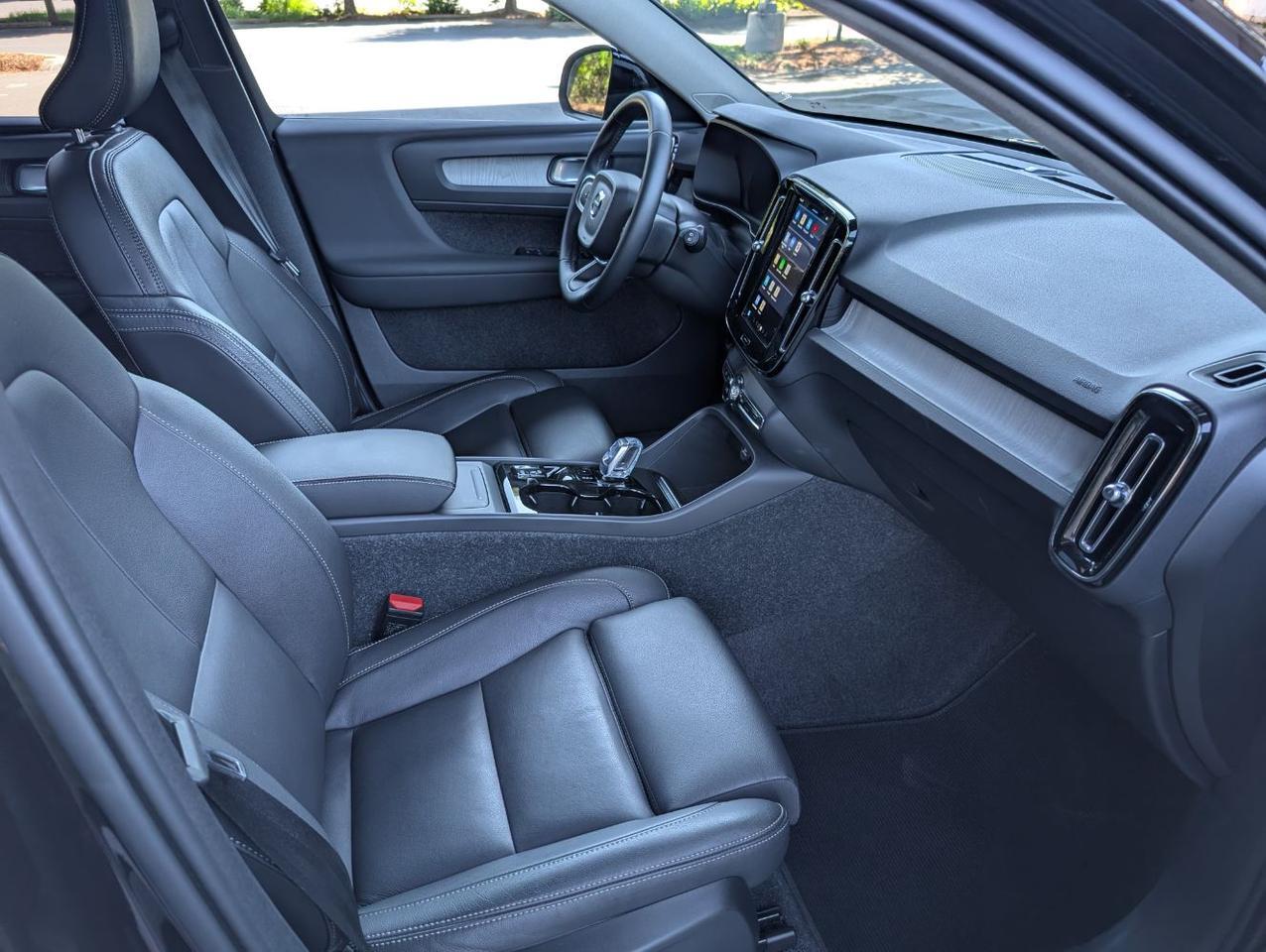 2025 Volvo XC40 B5 AWD Hybrid PLUS w/High Performance Audio, Pano Roof, 360 Cam, Heated Leather Seats Portland OR