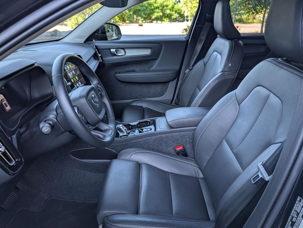 2025 Volvo XC40 B5 AWD Hybrid PLUS w/High Performance Audio, Pano Roof, 360 Cam, Heated Leather Seats Portland OR