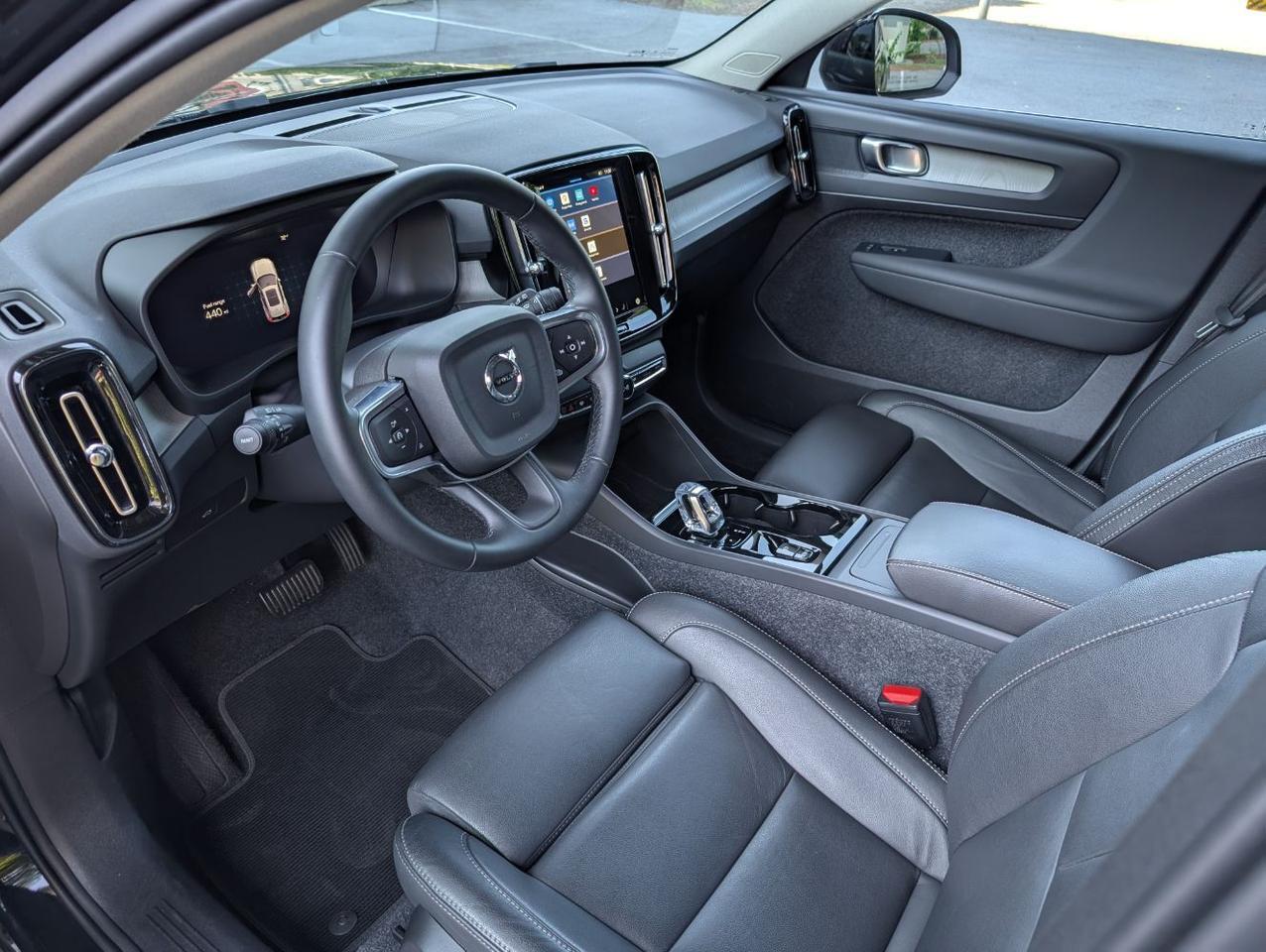 2025 Volvo XC40 B5 AWD Hybrid PLUS w/High Performance Audio, Pano Roof, 360 Cam, Heated Leather Seats Portland OR