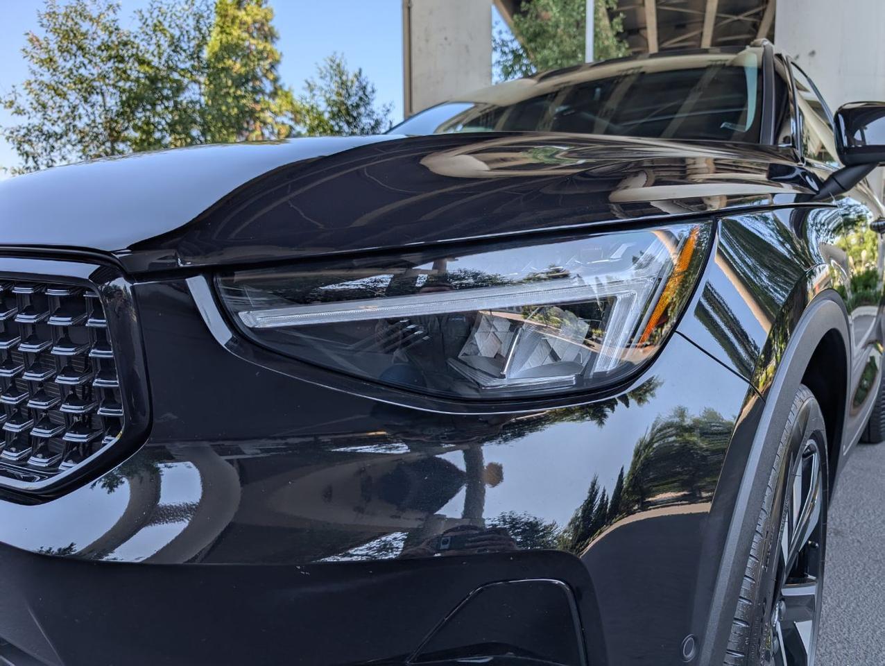 2025 Volvo XC40 B5 AWD Hybrid PLUS w/High Performance Audio, Pano Roof, 360 Cam, Heated Leather Seats Portland OR