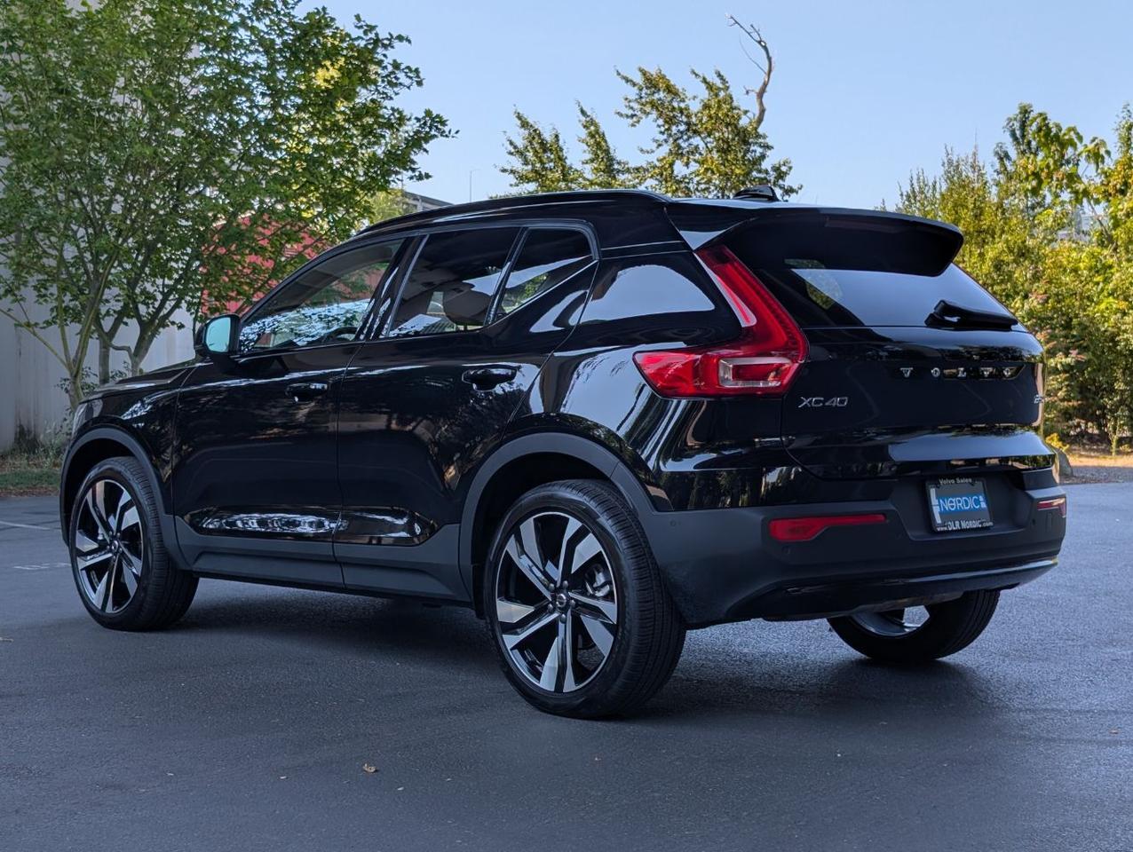 2025 Volvo XC40 B5 AWD Hybrid PLUS w/High Performance Audio, Pano Roof, 360 Cam, Heated Leather Seats Portland OR