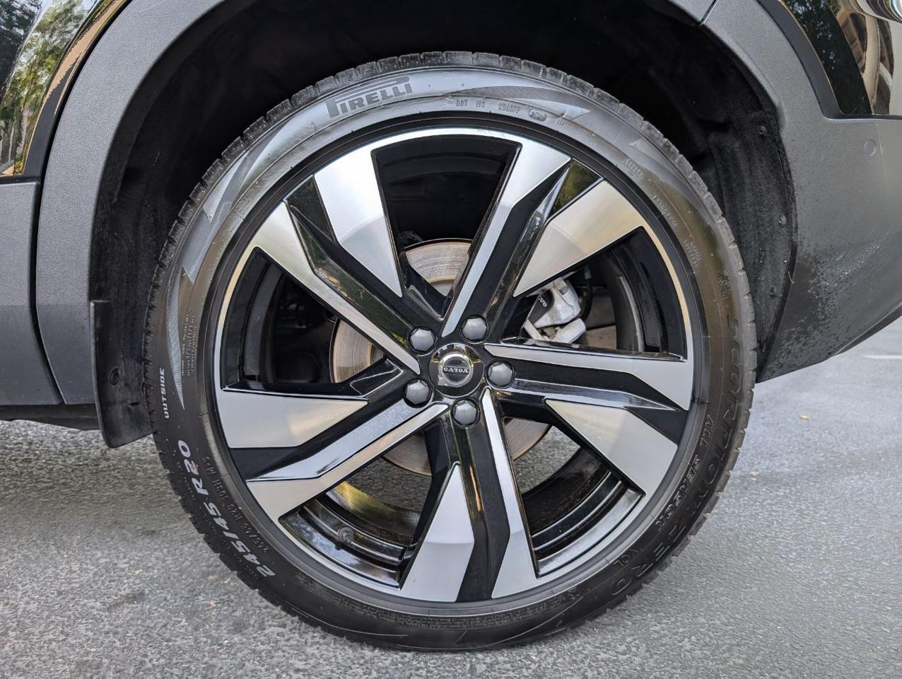 2025 Volvo XC40 B5 AWD Hybrid PLUS w/High Performance Audio, Pano Roof, 360 Cam, Heated Leather Seats Portland OR