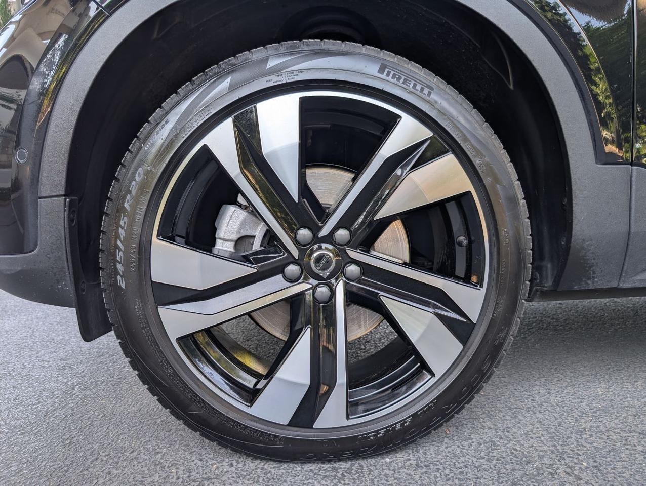 2025 Volvo XC40 B5 AWD Hybrid PLUS w/High Performance Audio, Pano Roof, 360 Cam, Heated Leather Seats Portland OR