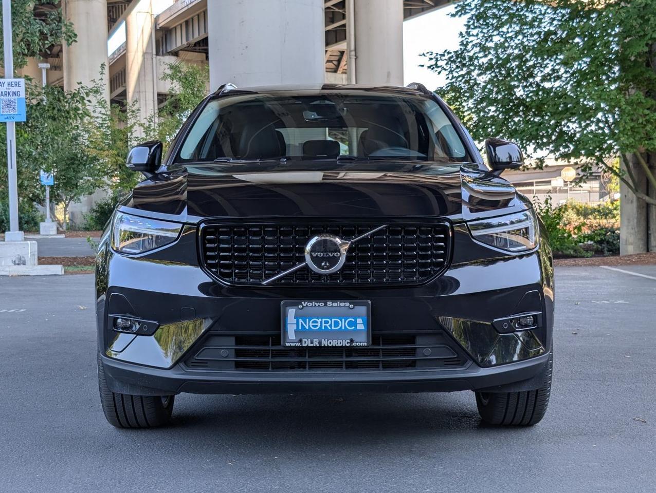 2025 Volvo XC40 B5 AWD Hybrid PLUS w/High Performance Audio, Pano Roof, 360 Cam, Heated Leather Seats Portland OR
