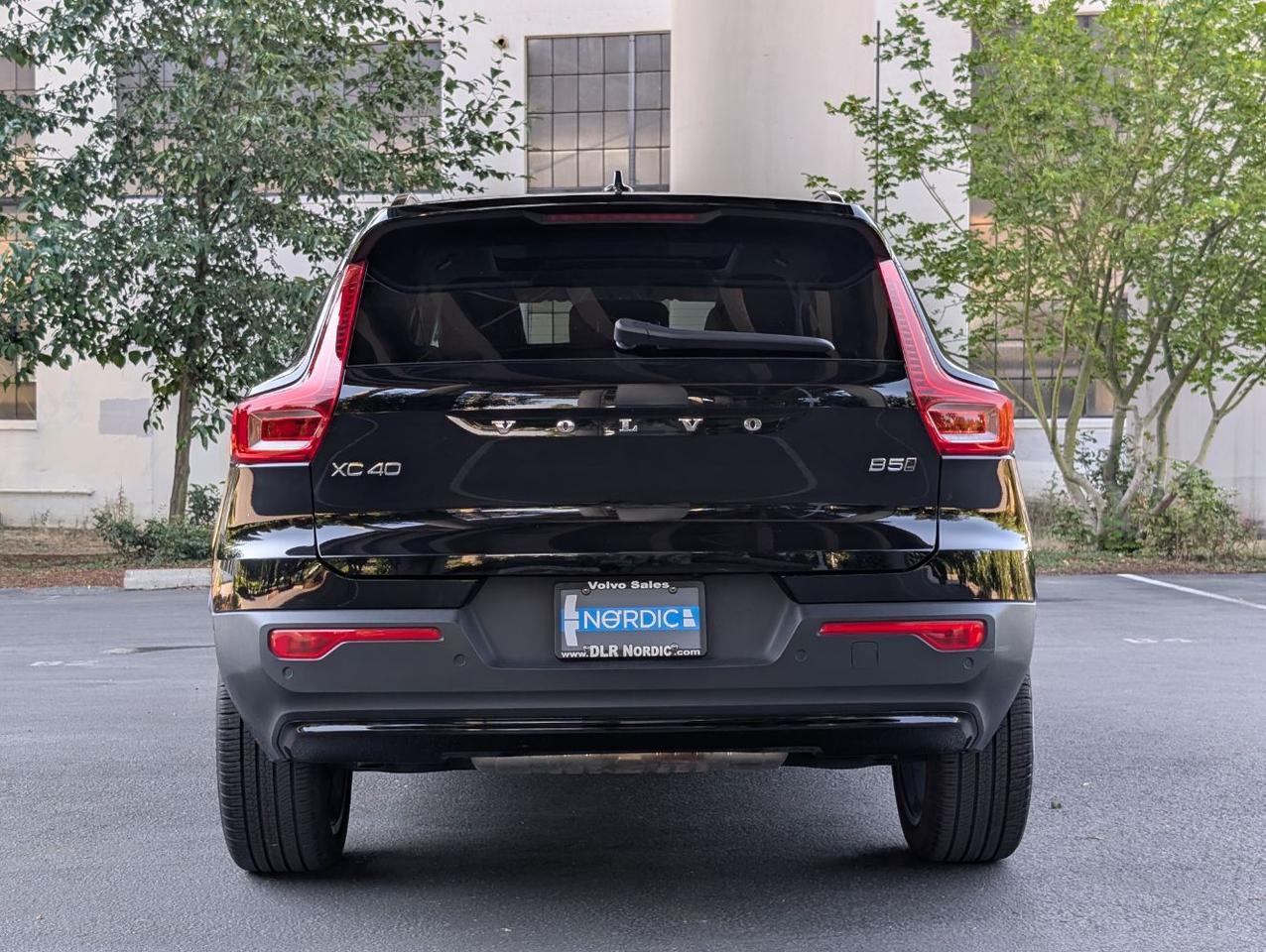 2025 Volvo XC40 B5 AWD Hybrid PLUS w/High Performance Audio, Pano Roof, 360 Cam, Heated Leather Seats Portland OR