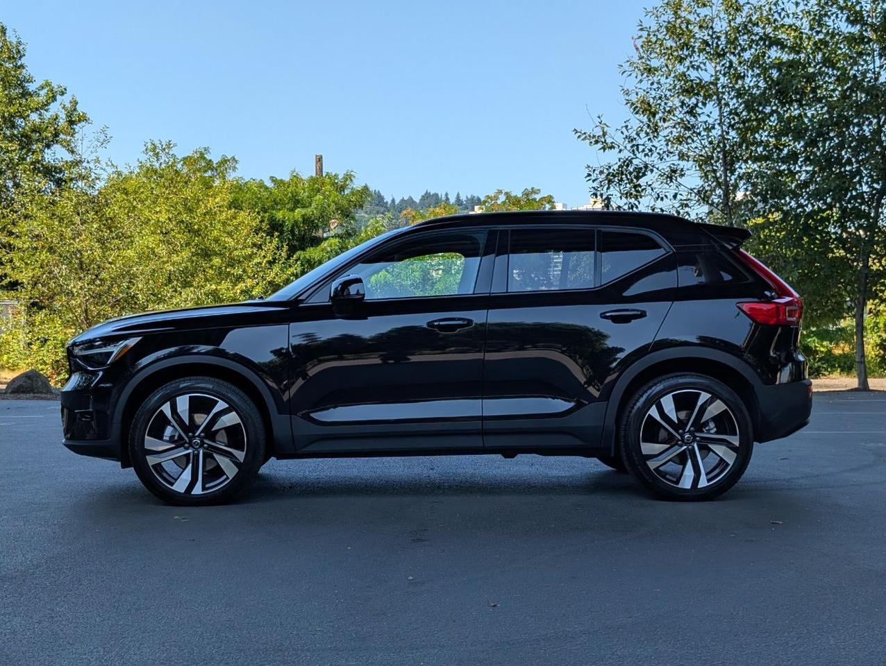 2025 Volvo XC40 B5 AWD Hybrid PLUS w/High Performance Audio, Pano Roof, 360 Cam, Heated Leather Seats Portland OR