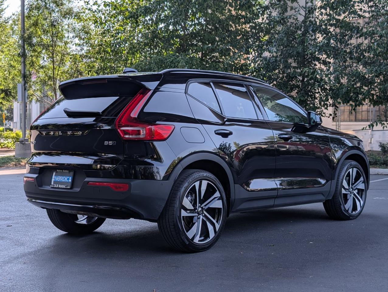 2025 Volvo XC40 B5 AWD Hybrid PLUS w/High Performance Audio, Pano Roof, 360 Cam, Heated Leather Seats Portland OR