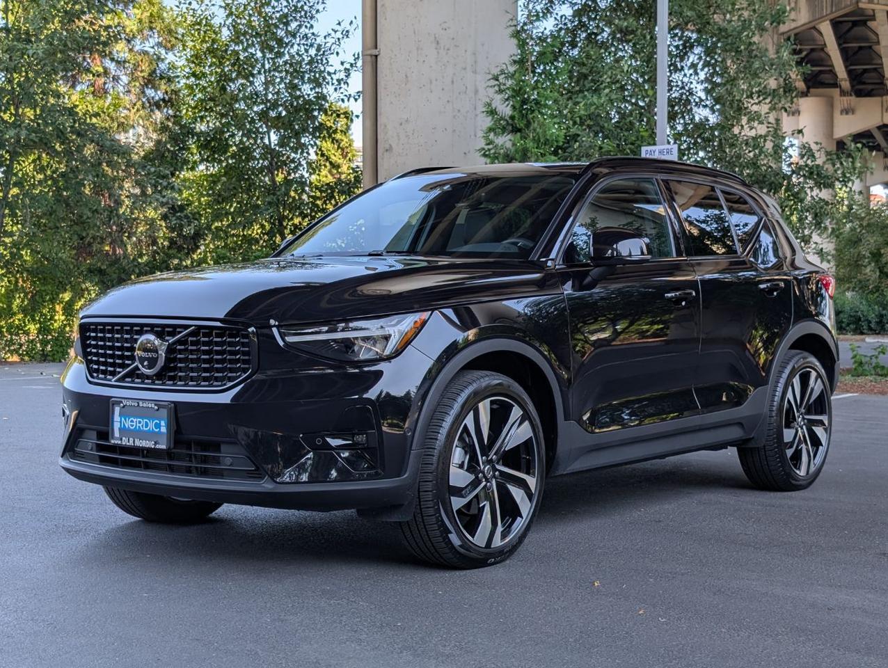 2025 Volvo XC40 B5 AWD Hybrid PLUS w/High Performance Audio, Pano Roof, 360 Cam, Heated Leather Seats Portland OR