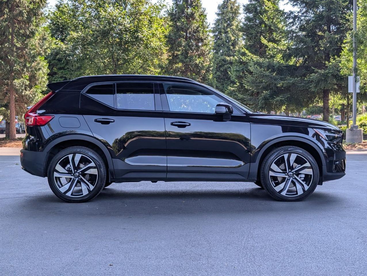2025 Volvo XC40 B5 AWD Hybrid PLUS w/High Performance Audio, Pano Roof, 360 Cam, Heated Leather Seats Portland OR