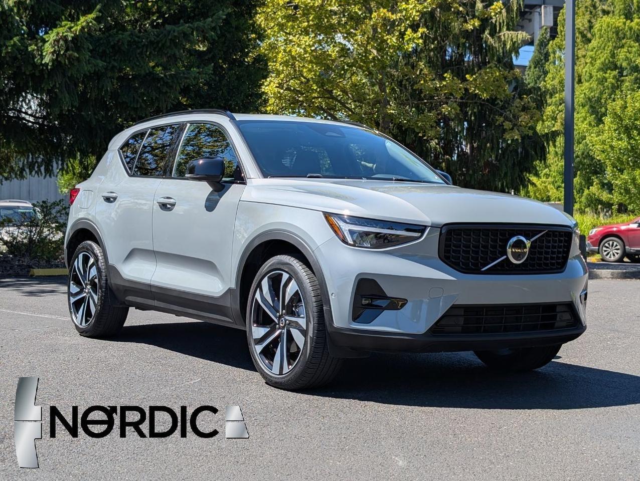 2025 Volvo XC60 B5 Hybrid Plus photo 5