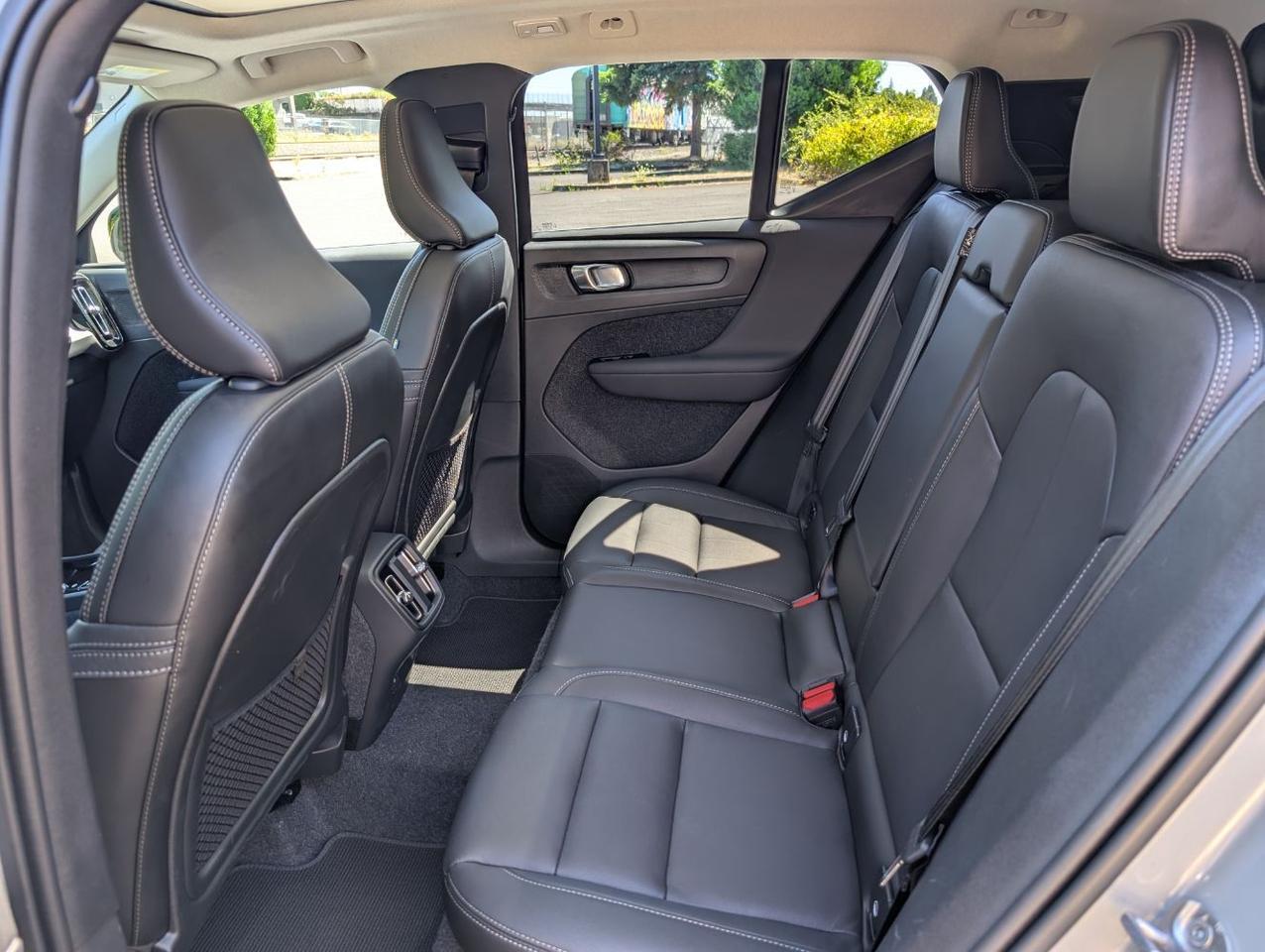 2025 Volvo XC40 B5 AWD Hybrid PLUS w/High Performance Audio, Pano Roof, 360 Cam, Heated Leather Seats Portland OR