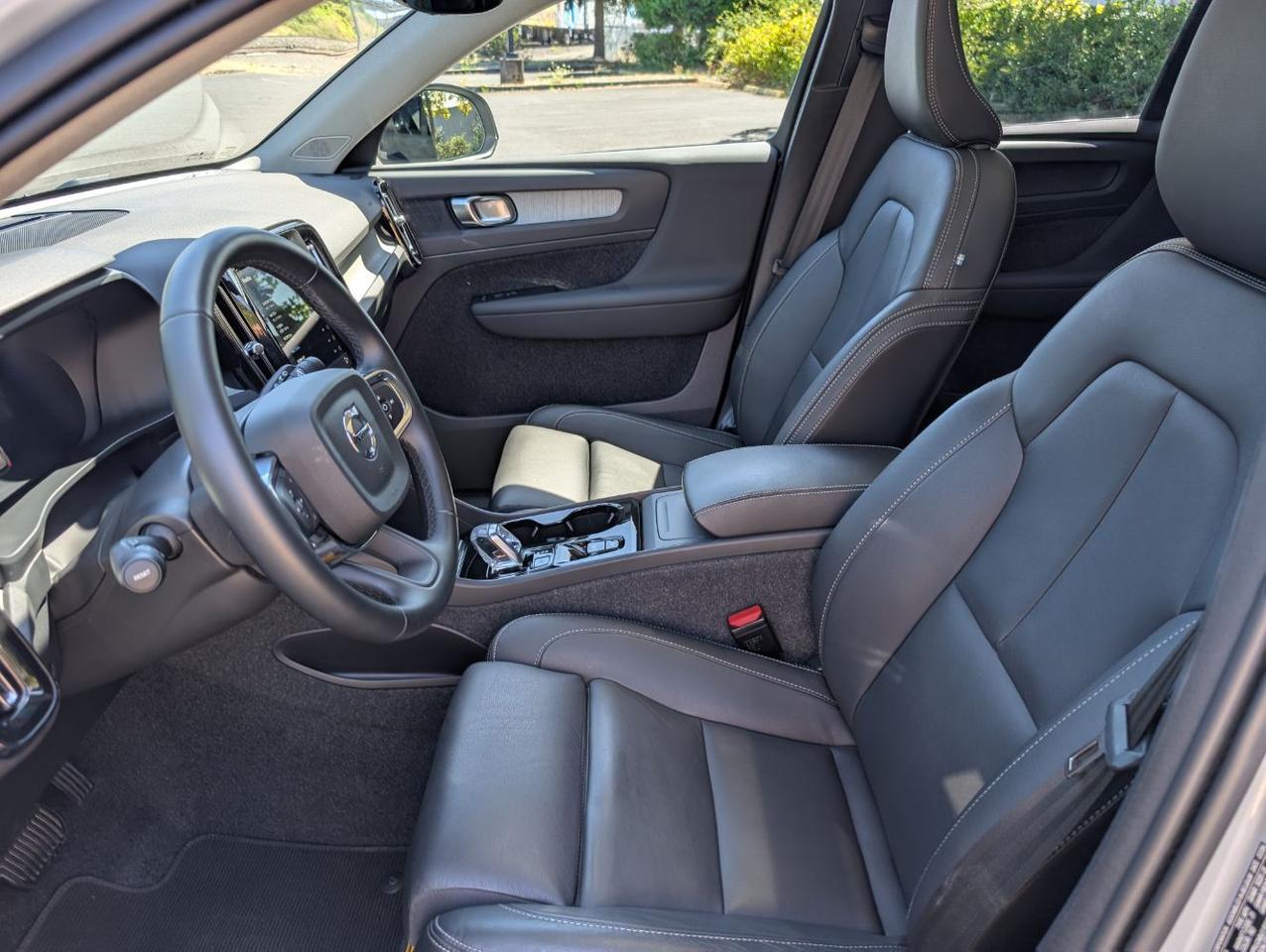 2025 Volvo XC40 B5 AWD Hybrid PLUS w/High Performance Audio, Pano Roof, 360 Cam, Heated Leather Seats Portland OR