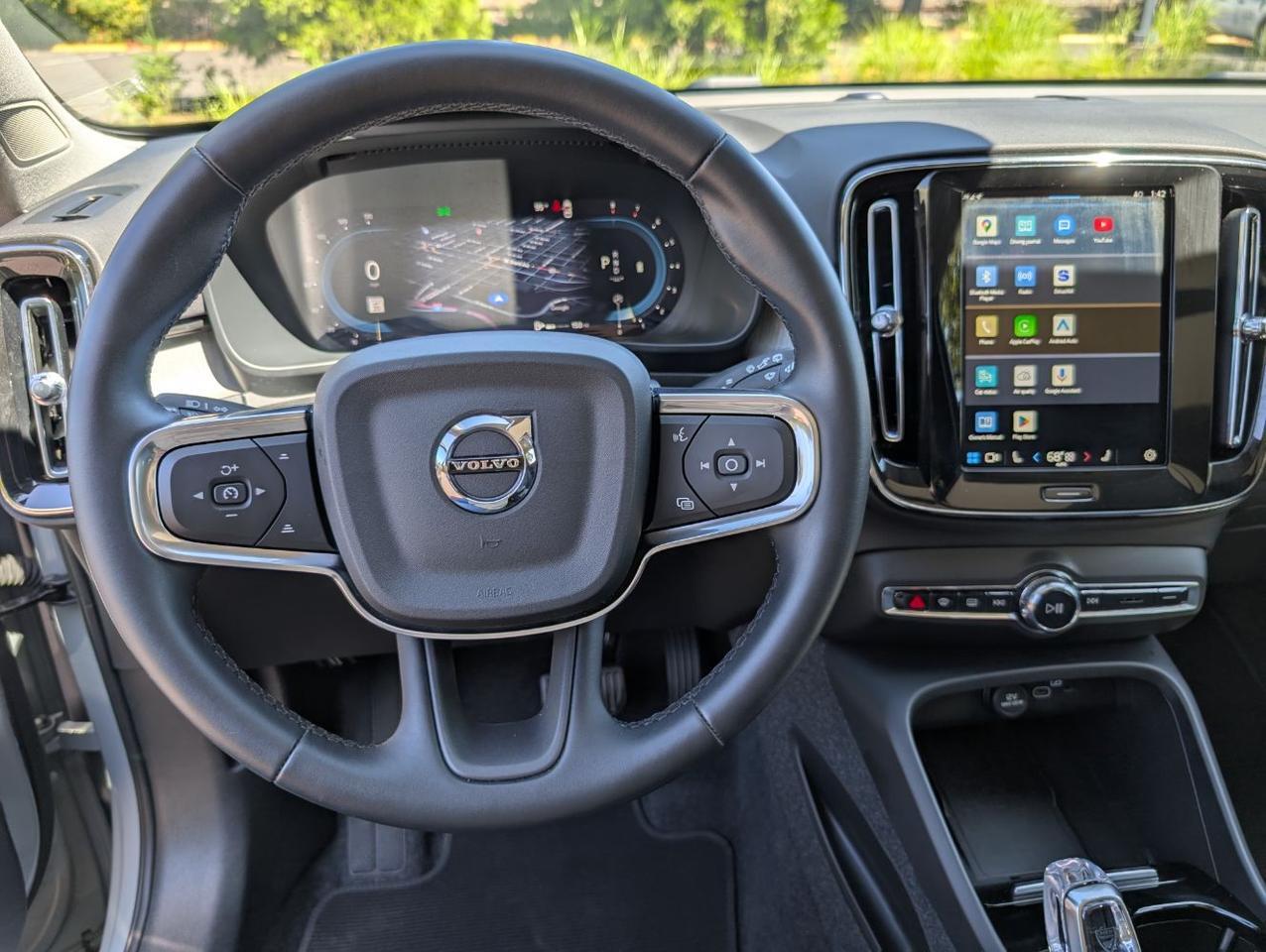 2025 Volvo XC40 B5 AWD Hybrid PLUS w/High Performance Audio, Pano Roof, 360 Cam, Heated Leather Seats Portland OR