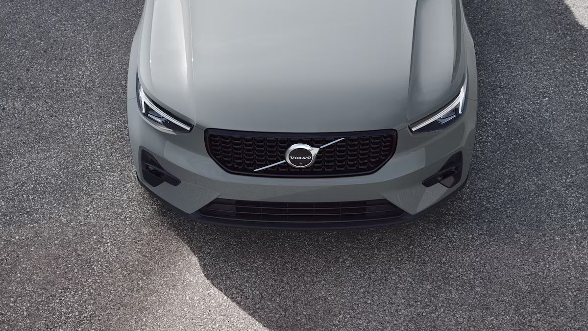 2025 Volvo XC40 B5 AWD Hybrid PLUS w/High Performance Audio, Pano Roof, 360 Cam, Heated Leather Seats Portland OR