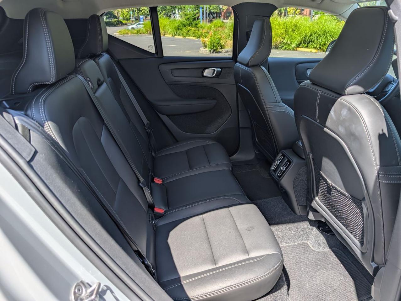 2025 Volvo XC40 B5 AWD Hybrid PLUS w/High Performance Audio, Pano Roof, 360 Cam, Heated Leather Seats Portland OR