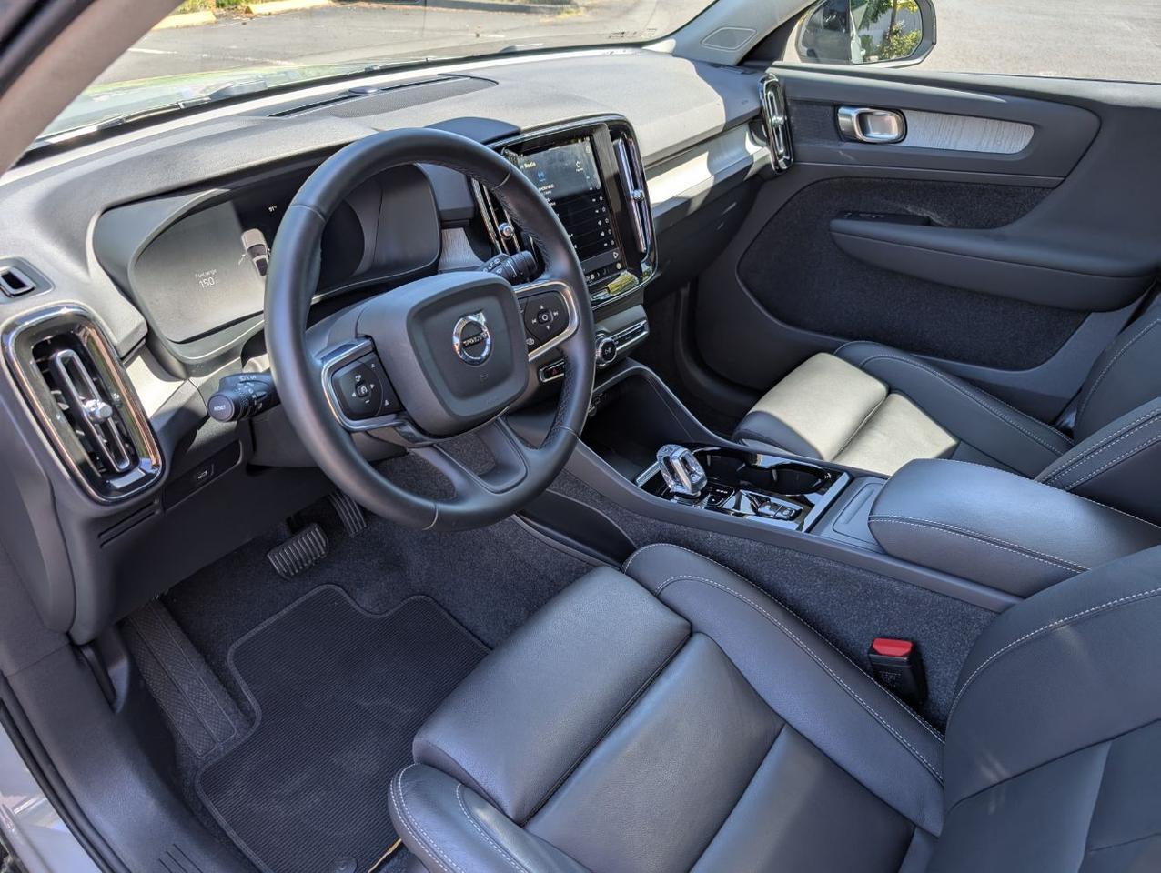 2025 Volvo XC40 B5 AWD Hybrid PLUS w/High Performance Audio, Pano Roof, 360 Cam, Heated Leather Seats Portland OR