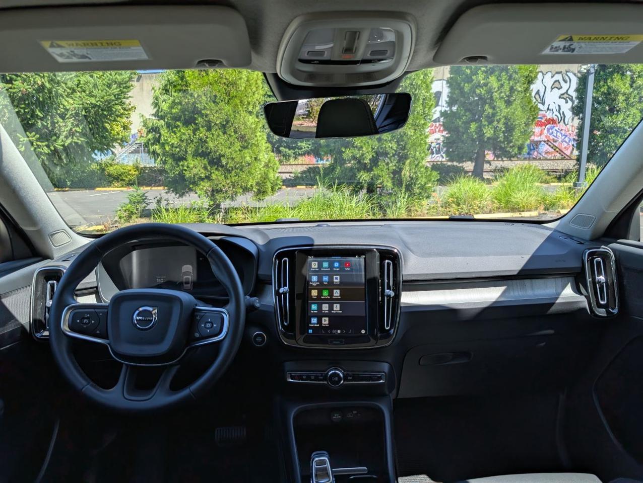 2025 Volvo XC40 B5 AWD Hybrid PLUS w/High Performance Audio, Pano Roof, 360 Cam, Heated Leather Seats Portland OR