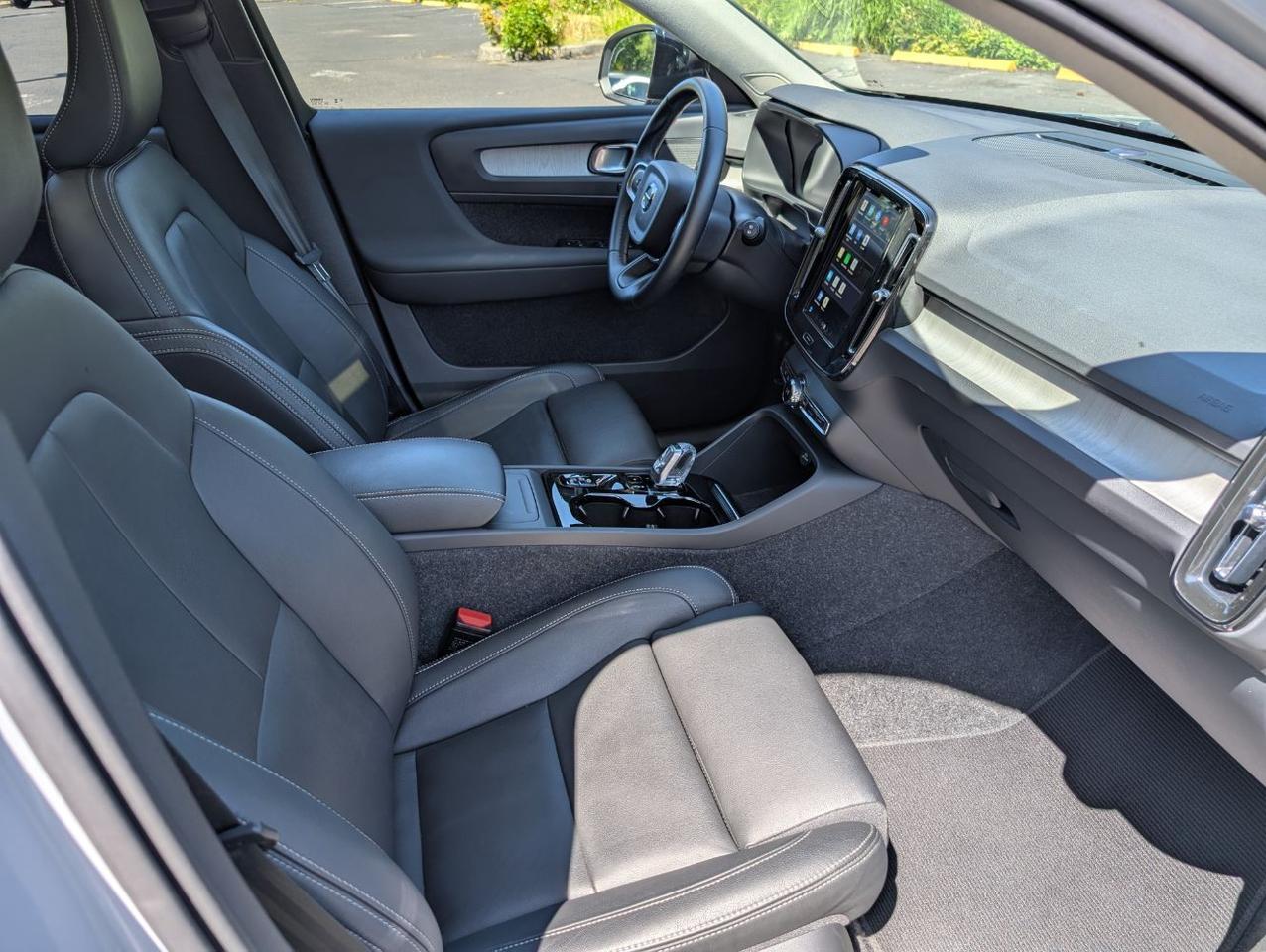 2025 Volvo XC40 B5 AWD Hybrid PLUS w/High Performance Audio, Pano Roof, 360 Cam, Heated Leather Seats Portland OR