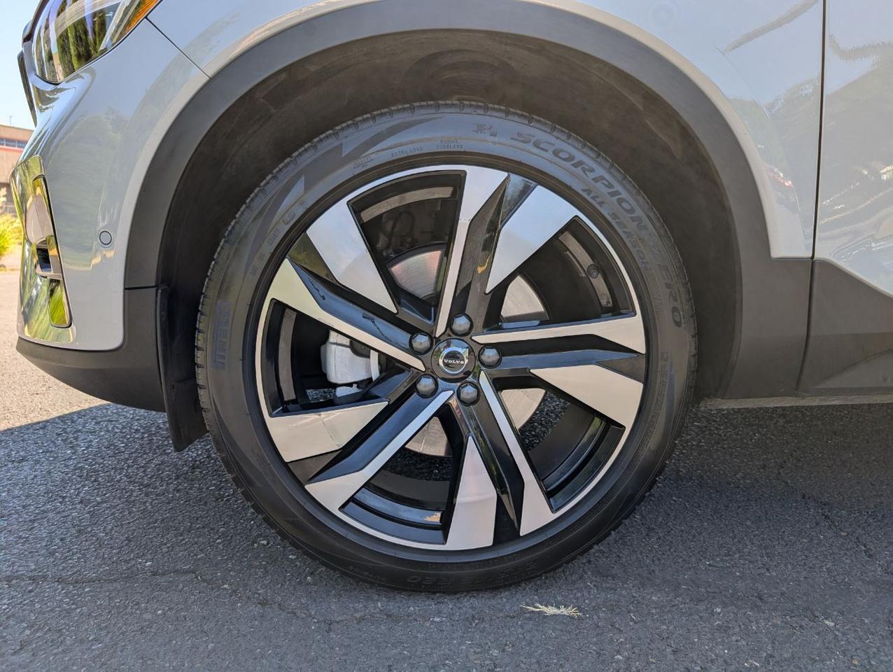 2025 Volvo XC40 B5 AWD Hybrid PLUS w/High Performance Audio, Pano Roof, 360 Cam, Heated Leather Seats Portland OR