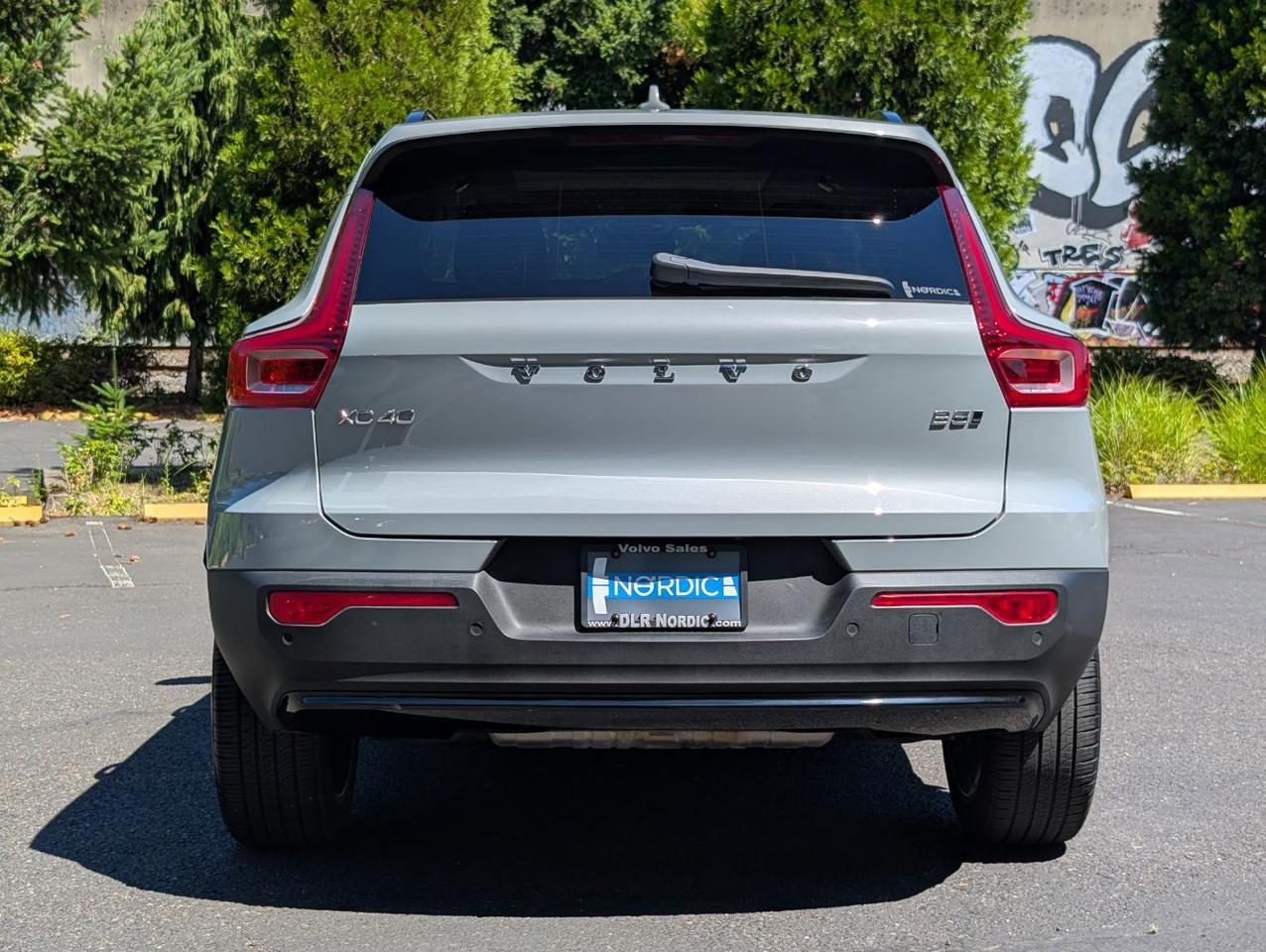2025 Volvo XC40 B5 AWD Hybrid PLUS w/High Performance Audio, Pano Roof, 360 Cam, Heated Leather Seats Portland OR