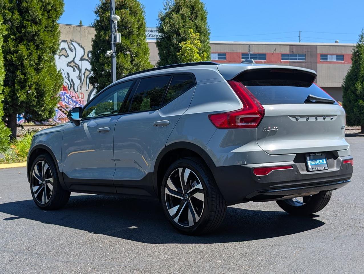 2025 Volvo XC40 B5 AWD Hybrid PLUS w/High Performance Audio, Pano Roof, 360 Cam, Heated Leather Seats Portland OR