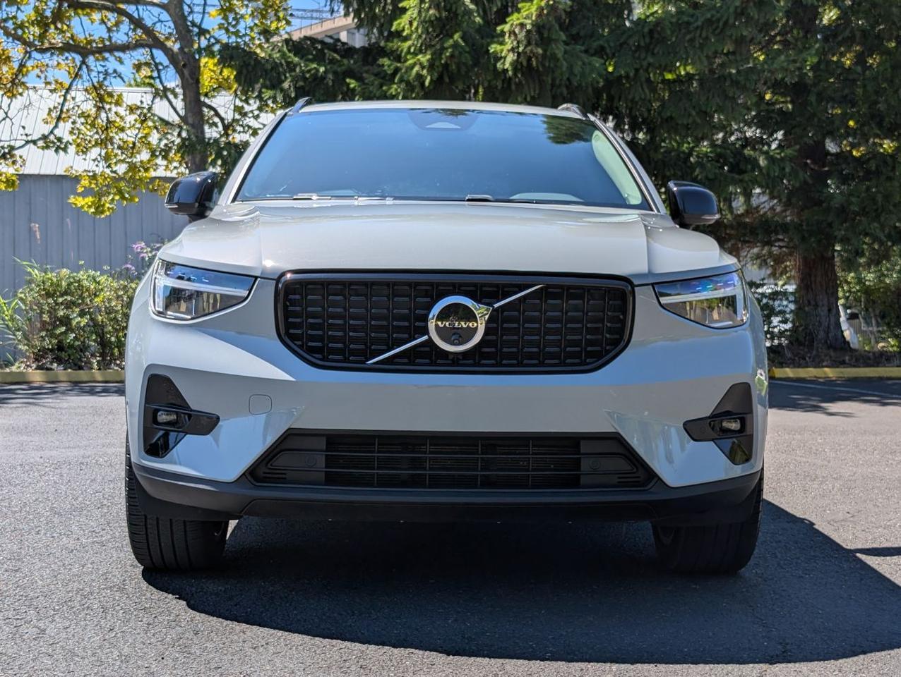 2025 Volvo XC40 B5 AWD Hybrid PLUS w/High Performance Audio, Pano Roof, 360 Cam, Heated Leather Seats Portland OR