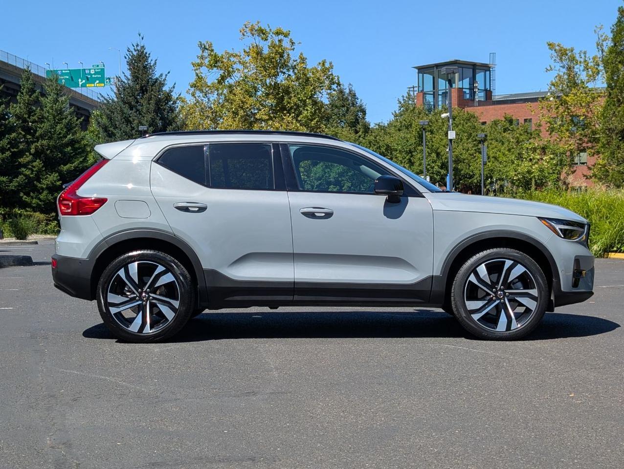 2025 Volvo XC40 B5 AWD Hybrid PLUS w/High Performance Audio, Pano Roof, 360 Cam, Heated Leather Seats Portland OR