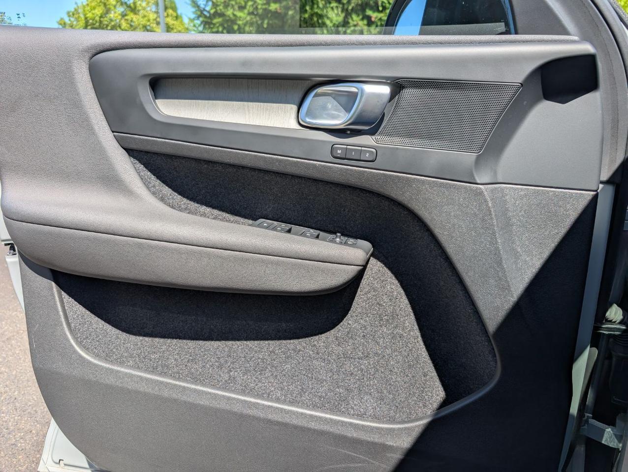 2025 Volvo XC40 B5 AWD Hybrid PLUS w/High Performance Audio, Pano Roof, 360 Cam, Heated Leather Seats Portland OR