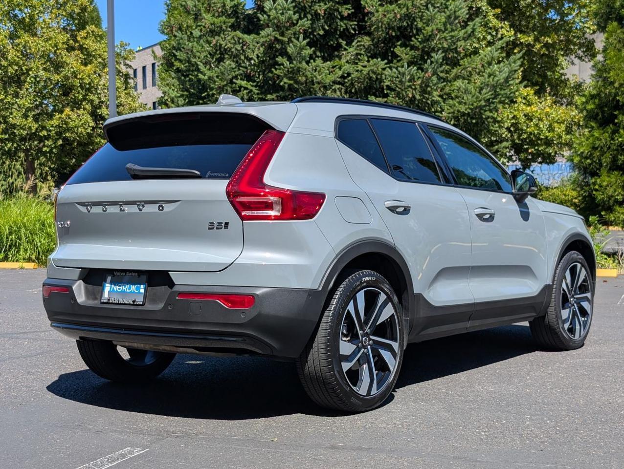 2025 Volvo XC40 B5 AWD Hybrid PLUS w/High Performance Audio, Pano Roof, 360 Cam, Heated Leather Seats Portland OR
