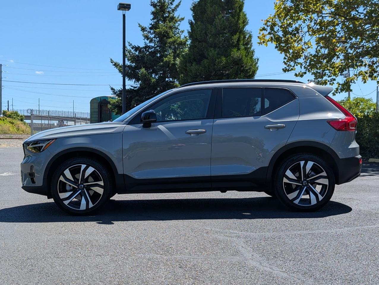 2025 Volvo XC40 B5 AWD Hybrid PLUS w/High Performance Audio, Pano Roof, 360 Cam, Heated Leather Seats Portland OR
