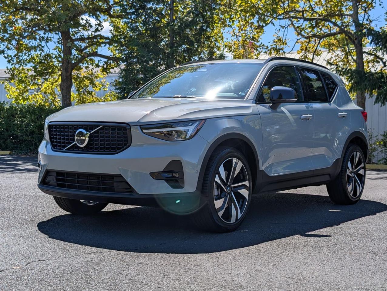 2025 Volvo XC40 B5 AWD Hybrid PLUS w/High Performance Audio, Pano Roof, 360 Cam, Heated Leather Seats Portland OR