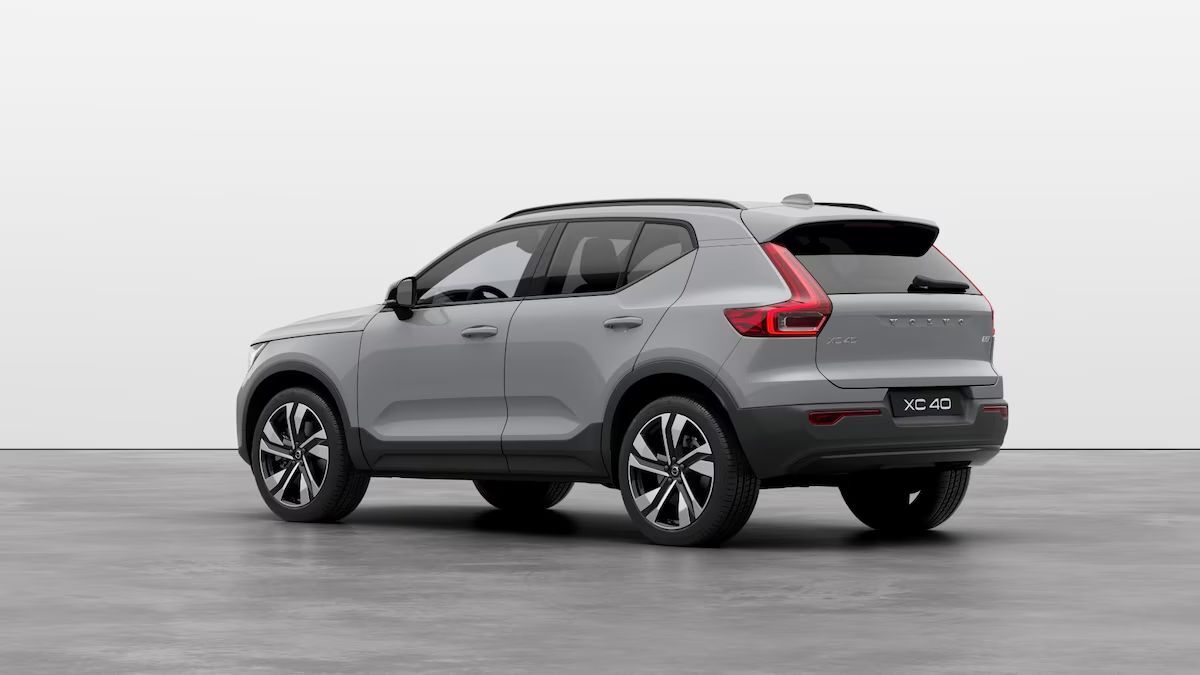 2025 Volvo XC40 B5 AWD Hybrid PLUS w/High Performance Audio, Pano Roof, 360 Cam, Heated Leather Seats Portland OR