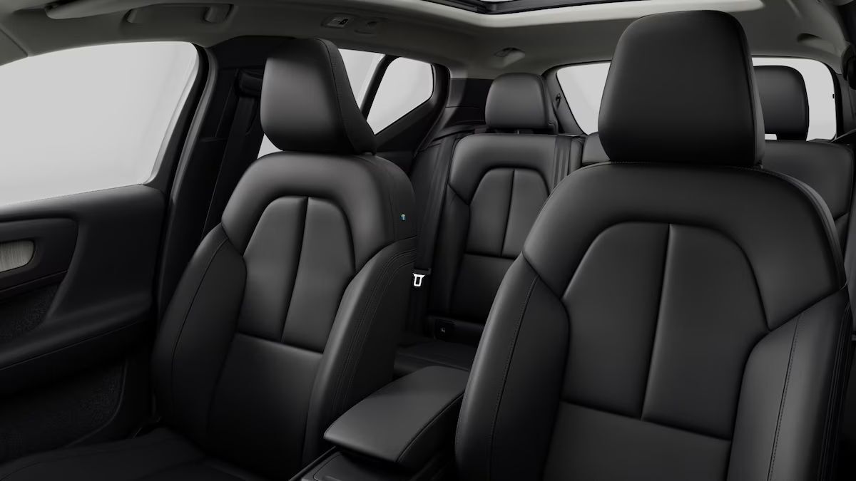 2025 Volvo XC40 B5 AWD Hybrid PLUS w/High Performance Audio, Pano Roof, 360 Cam, Heated Leather Seats Portland OR