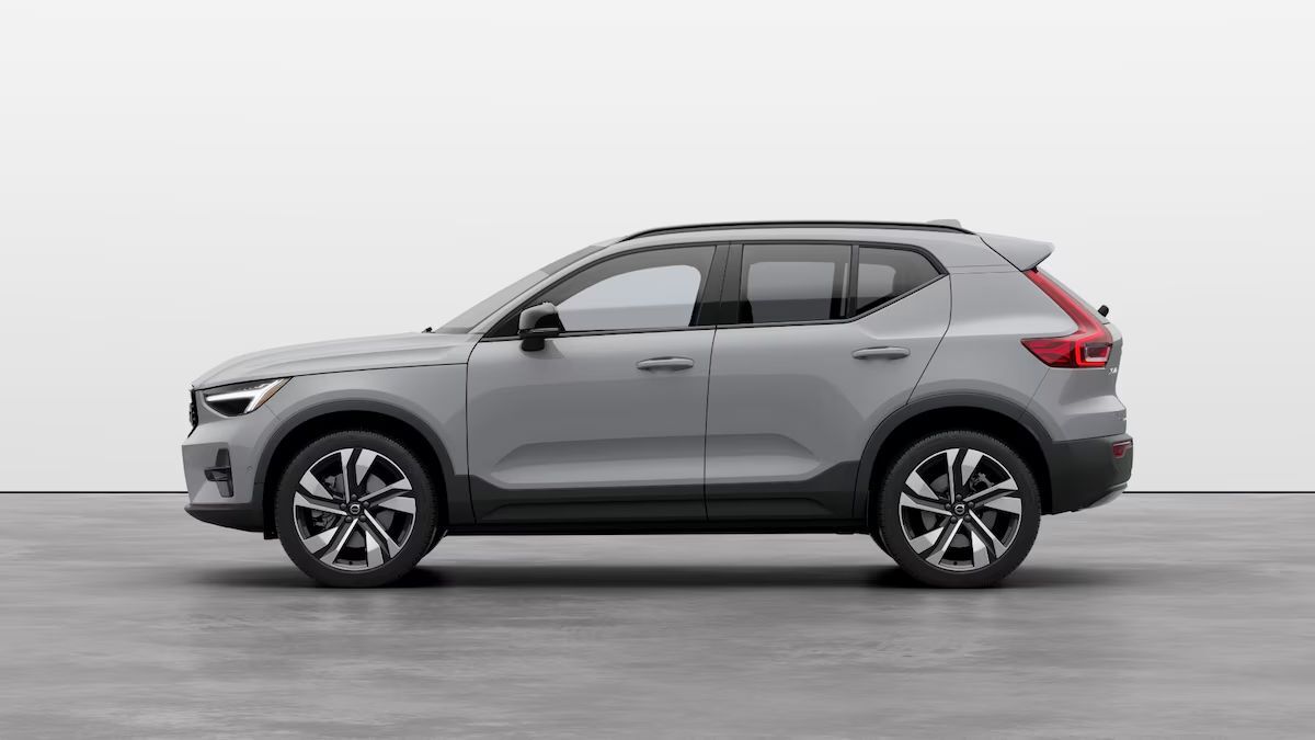 2025 Volvo XC40 B5 AWD Hybrid PLUS w/High Performance Audio, Pano Roof, 360 Cam, Heated Leather Seats Portland OR