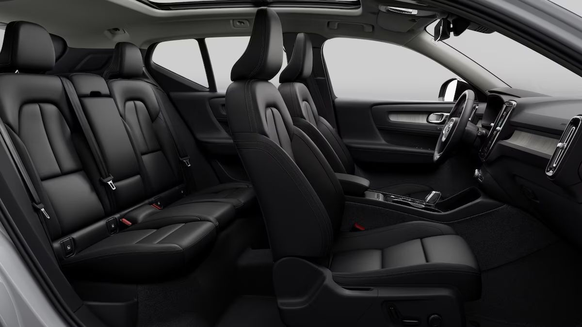 2025 Volvo XC40 B5 AWD Hybrid PLUS w/High Performance Audio, Pano Roof, 360 Cam, Heated Leather Seats Portland OR