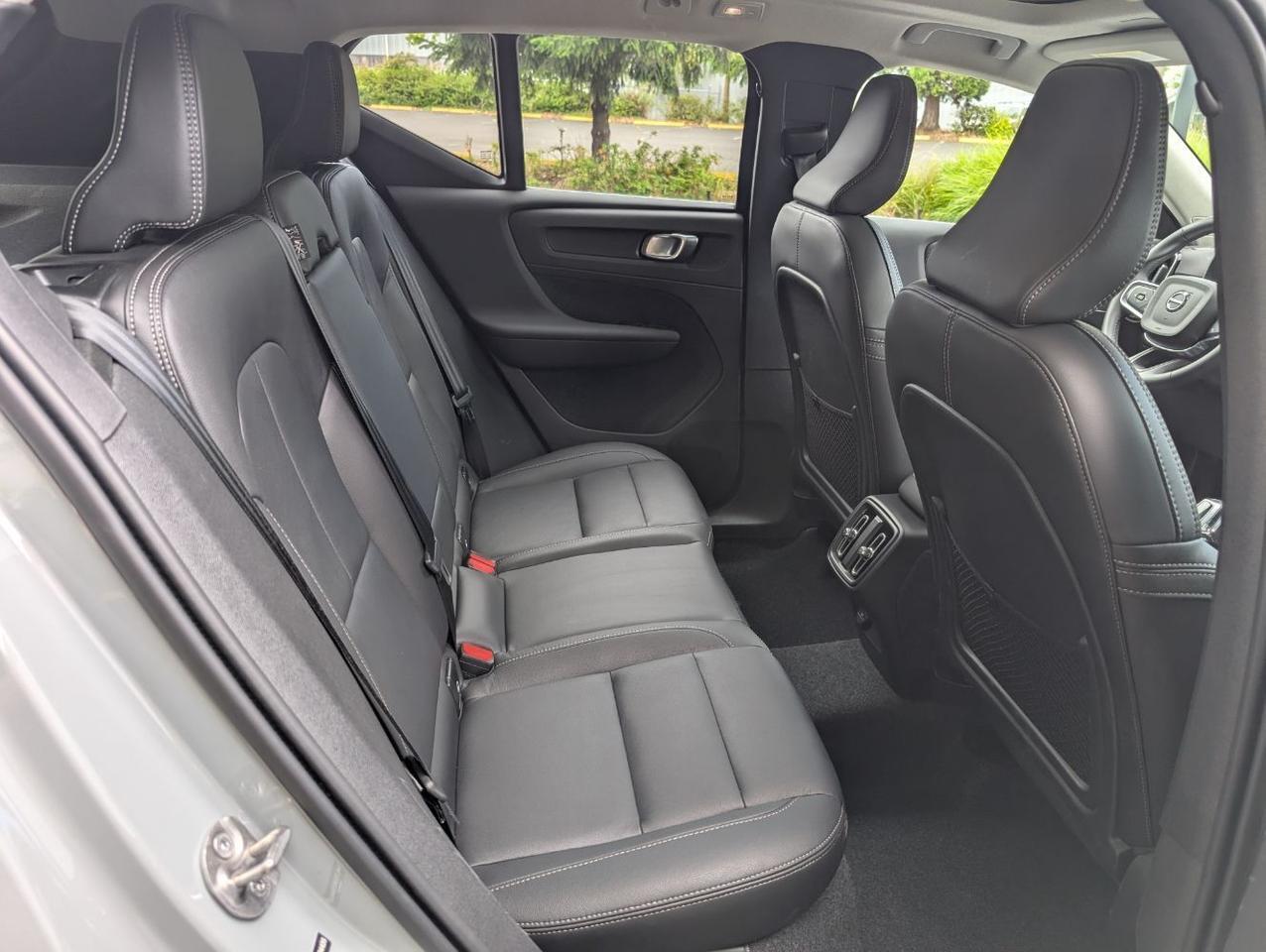 2025 Volvo XC40 B5 AWD Hybrid PLUS w/High Performance Audio, Pano Roof, 360 Cam, Heated Leather Seats Portland OR