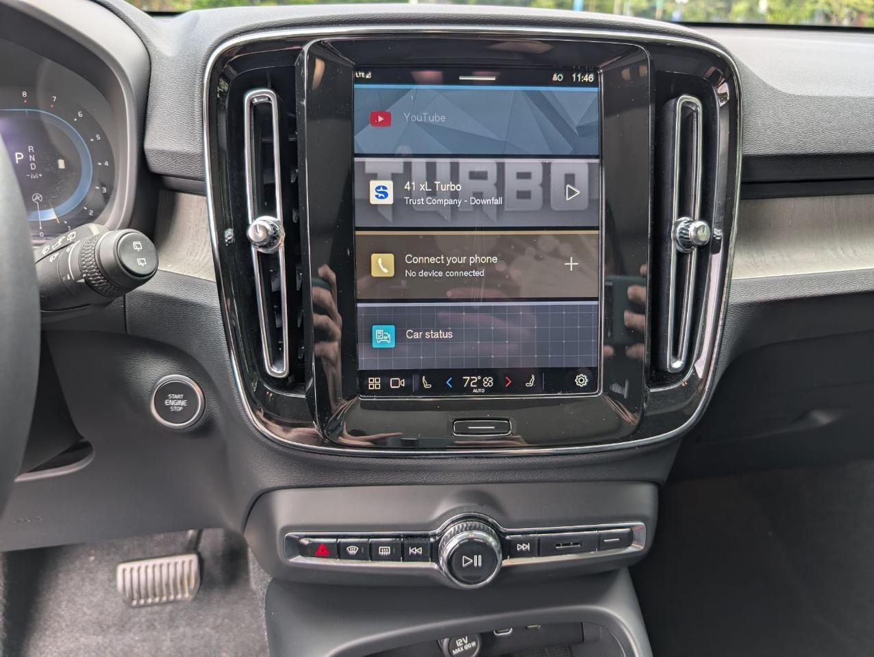 2025 Volvo XC40 B5 AWD Hybrid PLUS w/High Performance Audio, Pano Roof, 360 Cam, Heated Leather Seats Portland OR